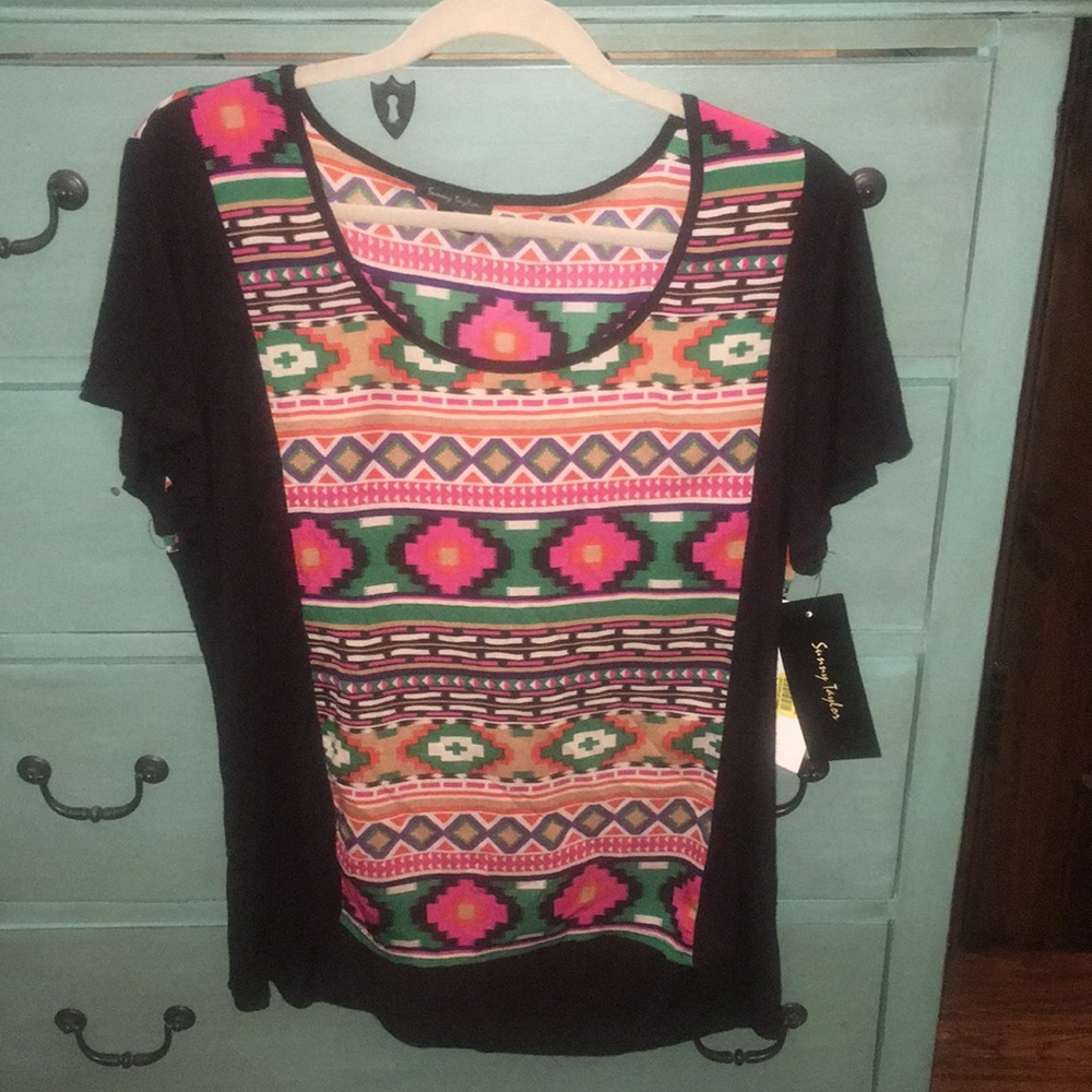 Sunny Taylor Short Sleeve Top w/ an Aztec Print XL
